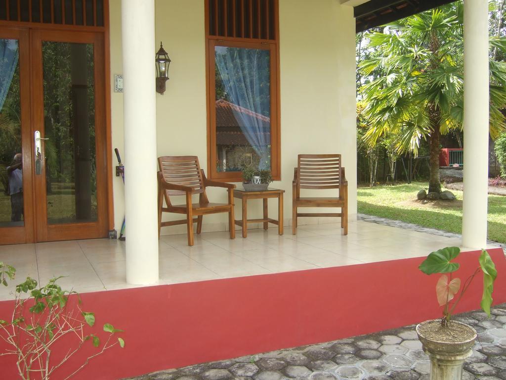 Guesthouse Rumah Senang Kalibaru Екстер'єр фото